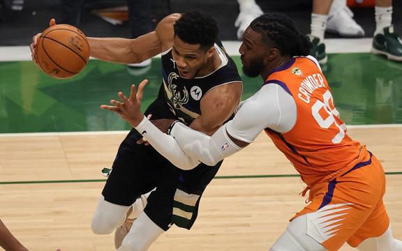 Giannis Antetokounmue # 34 de los Milwaukee Bucks lidera la canasta contra Jay Crowder # 99 de los Phoenix Suns durante la segunda entrada en el Juego Sexto de las Finales de la NBA el 20 de julio de 2021 en Milwaukee, Wisconsin. 