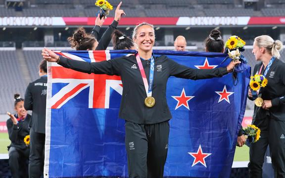 La capitana de Nueva Zelanda Sarah Herini después de la final de heptatlón femenino en los Juegos Olímpicos de Tokio 2020 en el Estadio de Tokio, Tokio, Japón, el 31 de julio de 2021.