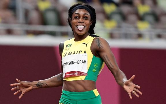 La Jamaïcaine Elaine Thompson-Herah remporte la finale du 200 m femmes lors des Jeux olympiques de Tokyo 2020 au stade olympique de Tokyo le 3 août 2021.