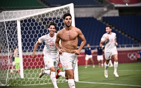 El centrocampista español Marco Asensio celebra después de anotar el gol de apertura durante el partido de semifinales de fútbol masculino en los Juegos Olímpicos de Tokio 2020 entre Japón y España en el Estadio Saitama en Saitama el 3 de agosto de 2021.