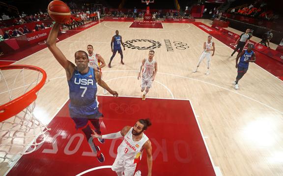 El estadounidense Kevin Wayne Durant (izquierda) va a la canasta en el partido de cuartos de final de baloncesto masculino entre España y Estados Unidos durante los Juegos Olímpicos de Tokio 2020 en el Saitama Super Arena en Saitama el 3 de agosto de 2021. 