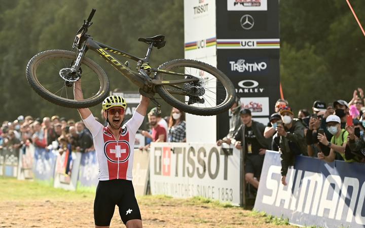 28/08/2021 Cyclisme - Championnats du Monde Mountain Bike UCI 2021, Val di Sole, Trentino, Italie - Championnats du Monde Olympiques Cross-country Elite Hommes.  - Le Suisse Nino SCHURTER gagne