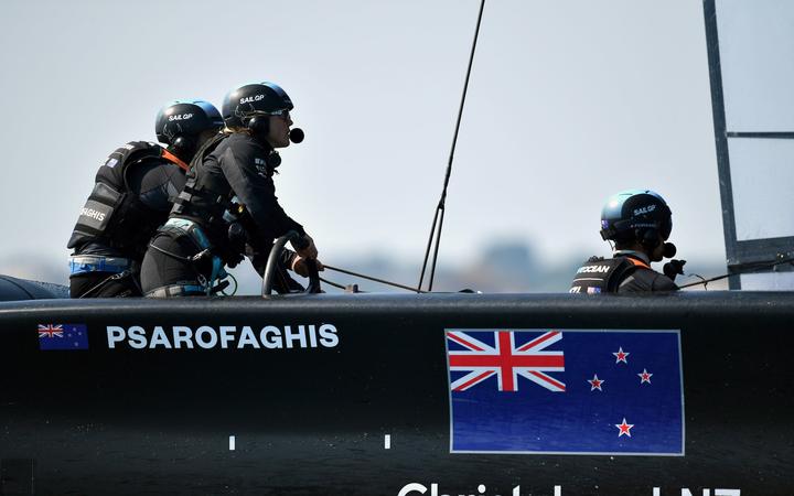 Команда New Zealand SailGP на чолі з Лів Маккей.