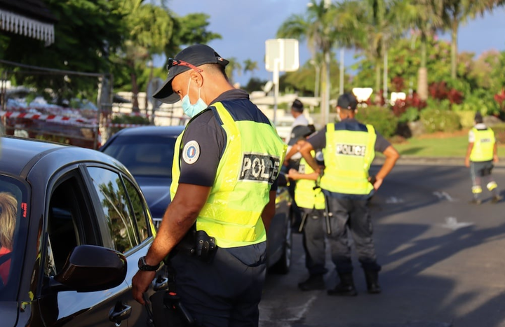 La police de Polynésie française contrôle les mouvements pendant le verrouillage de Covid-19 