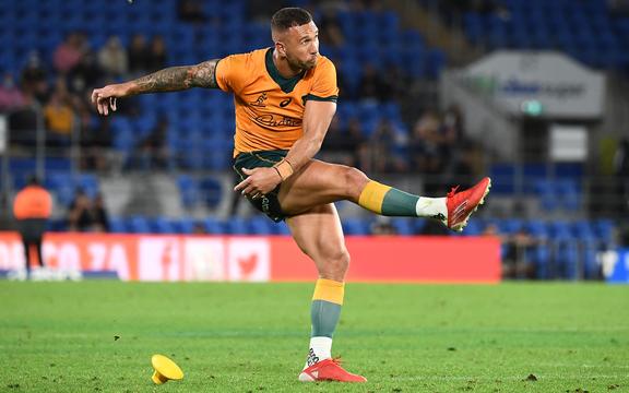 El jugador de Wallabies Quad Cooper mira después de patear una penalización a tiempo completo para darles la victoria a los Wallabies durante el partido de tercera ronda del Campeonato de Rugby entre Australia y los Springboks de Sudáfrica en el CBus Stadium en la Gold Coast, el domingo 12 de septiembre de 2021. 