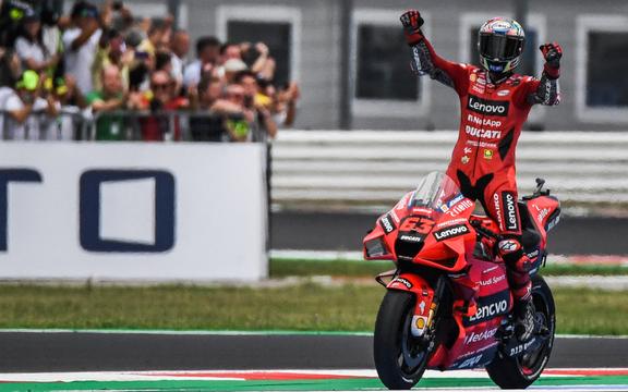Il vincitore della gara italiana Francesco Bagnaia festeggia dopo aver vinto il Gran Premio MotoGP di San Marino al Misano World Circuit Marco Simoncelli il 19 settembre 2021 a Misano Adriatico, in Italia. 