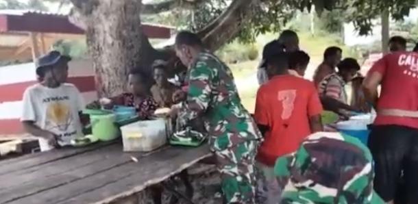 The Indonesian military has provided food aid to displaced people in Maybrat regency in West Papua.