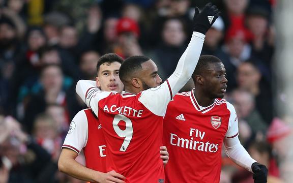 Alexandre Lacazette e outros jogadores do Arsenal.