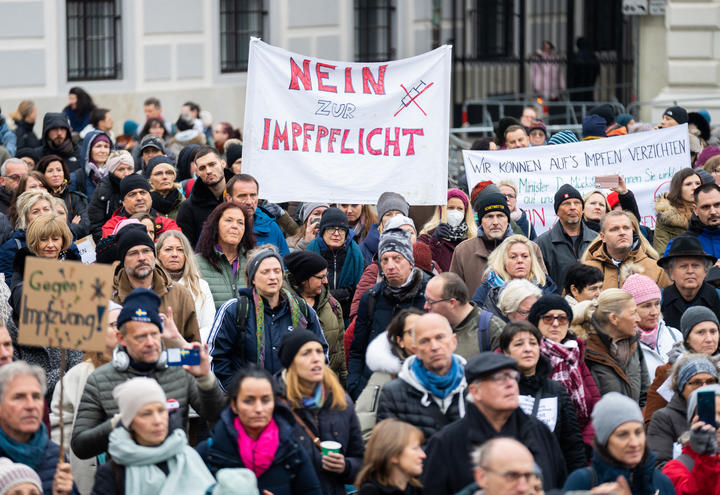 Ein Demonstrant hält ein Schild mit der Aufschrift 