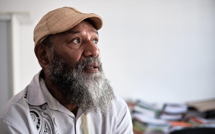 Charles Washetine, porte-parole et élu du Parti de libération kanak Palika, pose dans son bureau à Nouméa.