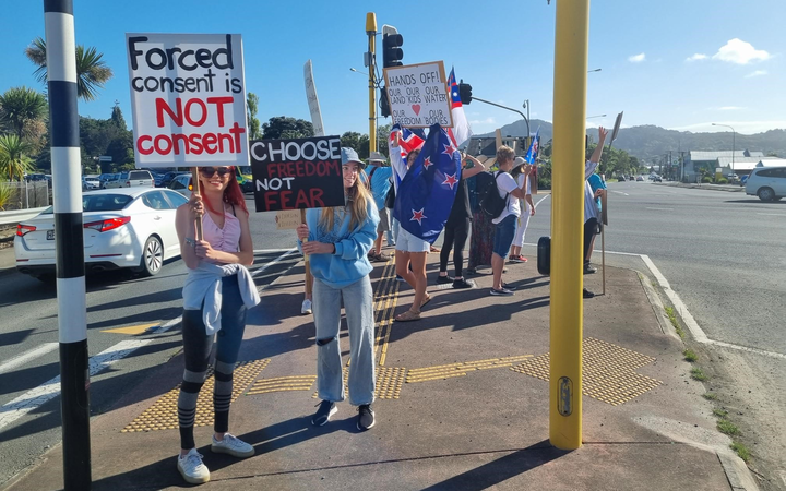 More than 100 people protested the vaccine mandate for healthworkers outside the Whangārei Hospital on 16 November 2021.
