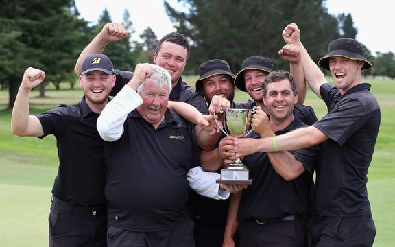 Игроки Таранаки празднуют свою победу в пятый день межпровинциального чемпионата Новой Зеландии среди мужчин в гольф-клубе Ashburton, Ашбертон, в субботу, 4 декабря 2021 года.
