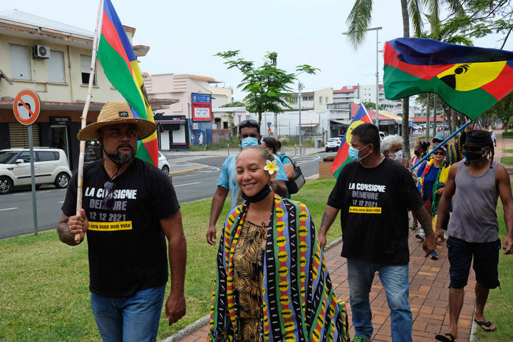 Des indépendantistes manifestent alors qu'ils tiennent des drapeaux kanak le matin après le référendum d'autodétermination à Nouméa, dans le territoire français du Pacifique Sud de la Nouvelle-Calédonie