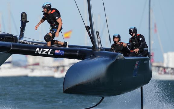 Team New Zealand SailGP jest współzarządzany przez Petera Burlinga i Blaira Tuke'a.