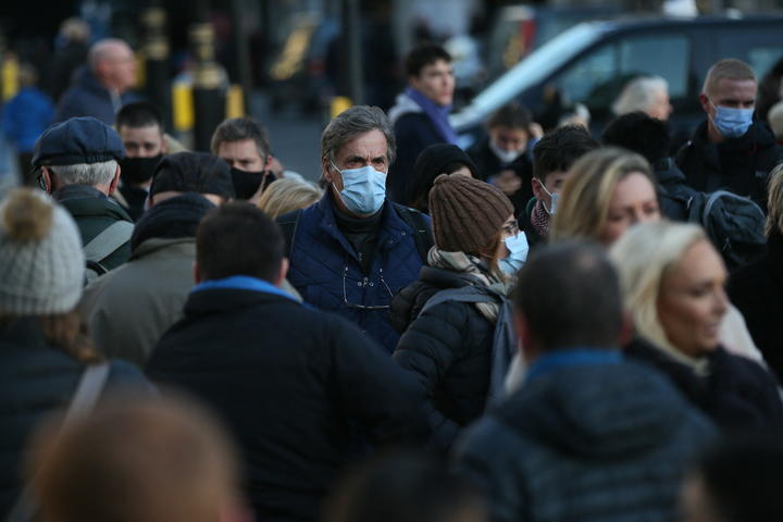 Les gens portent des masques faciaux dans les rues après que les cas de variante Omicron de Covid-19 aient atteint 160 à Londres, Royaume-Uni, le 4 décembre 2021