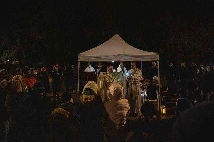 L'évêque d'Arras Olivier Leborgne (au centre) organise une messe de Noël pour les immigrés près de leurs camps à Calais, en France.