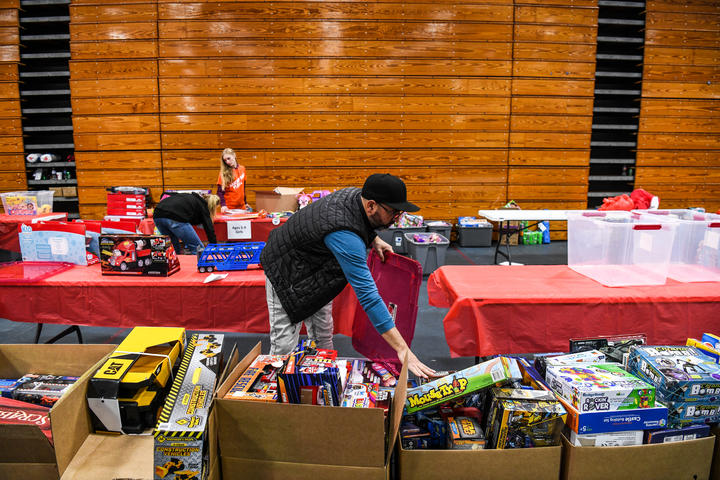 Los voluntarios de Samaritan's Purse distribuyen juguetes en un sitio de donación en una escuela secundaria en Kentucky, dos semanas después de que una serie de tornados mortales azotaran varios estados de los Estados Unidos.