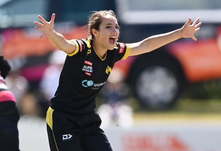 Xara Jetly successfully appeals for a wicket.  Northern Brave v Wellington Blaze.  Cobham Oval, Whangarei.  January 16, 2022.