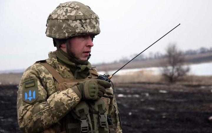 На фотографии, опубликованной ВСУ 13 февраля 2022 года, украинские солдаты проводят учения по стрельбе в неизвестном месте. 