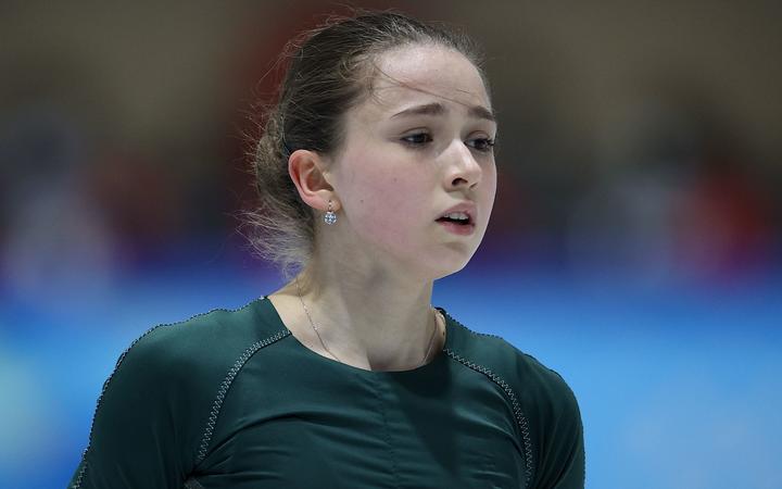 PEKING, Čína - 12. februára: Camila Valeva z Ruského olympijského výboru, ktorá súťaží v krasokorčuľovaní na olympijských hrách v Pekingu 2022, trénovala 12. februára 2022 v Pekingu v Číne. 
