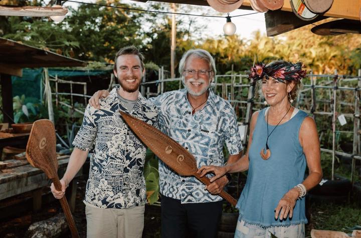 Adam Stemm (izquierda), director de operaciones de CIC, Greg Stemm, presidente y fundador de CIC, y Laurie Stemm, fundadora de Cook Islands Traditional Arts Trust. 