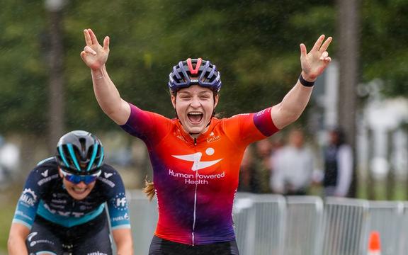 Olivia Ray vence o Women's Elite Ride durante a corrida de estrada no Elite National Road Cycling Championships em Cambridge, 2022