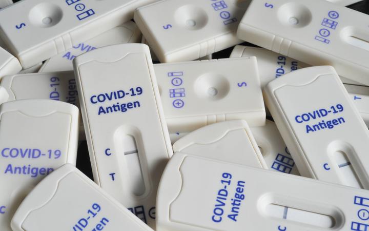德国下萨克森州布格多夫 — 2021 年 3 月 28 日：Covid-19 抗原快速检测，检测结果为阴性