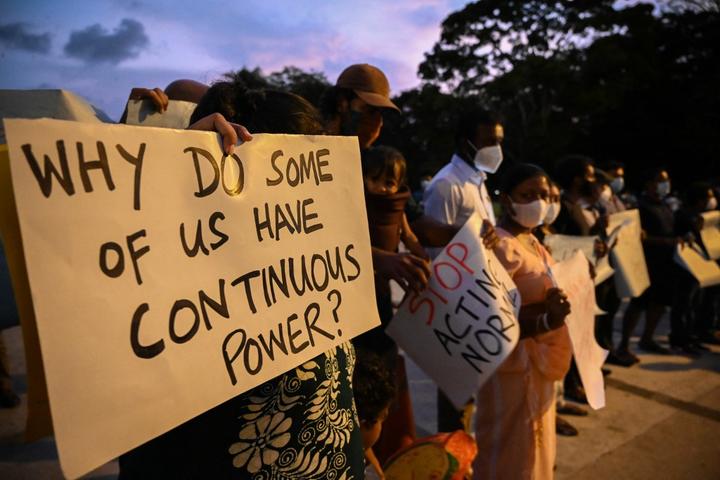 Sri Lanka declares emergency after violent protests over economic crisis |  RNZ News