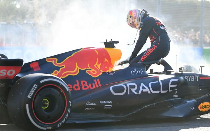Max Verstappen dei Paesi Bassi e Red Bull Racing reagiscono a un guasto alla vettura durante il Gran Premio d'Australia