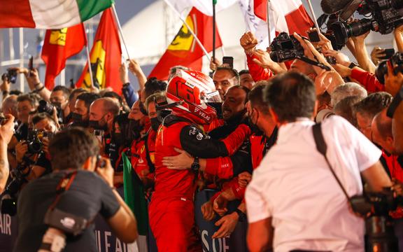 I fan della Ferrari festeggiano il ritorno a casa delle corse di Formula 1