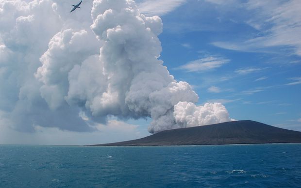 Photo of Le volcan Tonga grandit alors que son éruption se poursuit pour le sixième jour