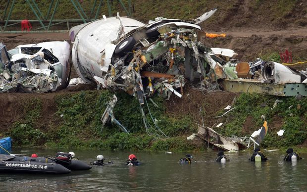 Divers searching the Keelung river next to the wreckage of the TransAsia airliner.TransAsia ATR 72-600 