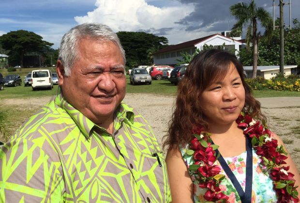 Samoa's PM Tuilaepa Sailele Malielegaoi poses with a delegate from China in Samoa.