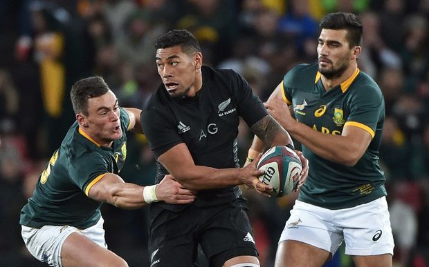 Springboks centre Jesse Kriel (L) tackles All Blacks wing Charles Piutau with second five Damian de Allende in hot pursuit