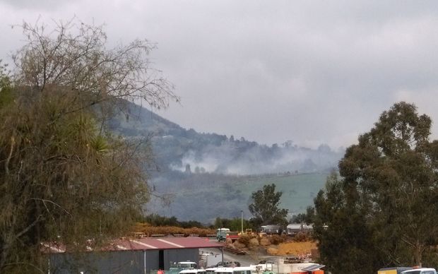 A fire blazes on Saddle Hill, Dunedin