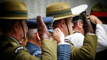 Members of the NZDF saluting at Armistice Day commemorations in Auckland in 2015
