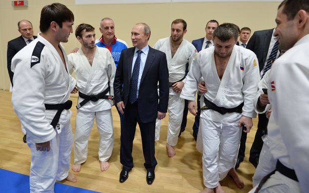 Russian President Vladimir Putin (C) meets with sportsmen as he visits a sports centre in Sochi on November 11, 2015. AFP PHOTO / RIA NOVOSTI / ALEXEI DRUZHININ