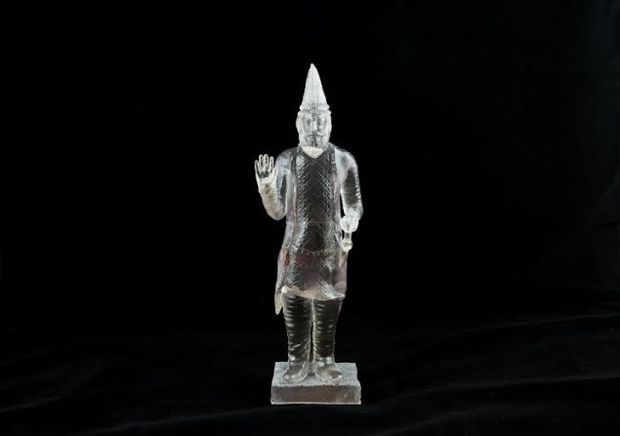 3D printed statue of King Uthal. The statue has been printed in clear plastic and shows the king in royal regalia holding up one hand.