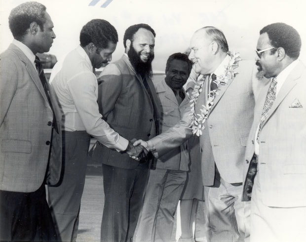Robert Muldoon (second right) arrives in Port Moresby, 1983. Michael Somare (far right) introduces him to political leaders.