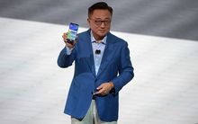 Koh Dong-jin holding a Galaxy Note 7 when it was first launched two weeks ago.