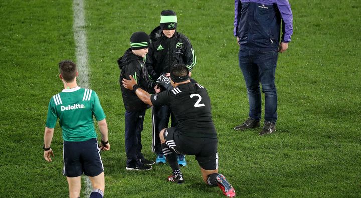 Munster vs Maori All Blacks 2016.
Maori captain Ash Dixon presents Anthony Foley's children Dan and Tony with a jersey with his initials on it