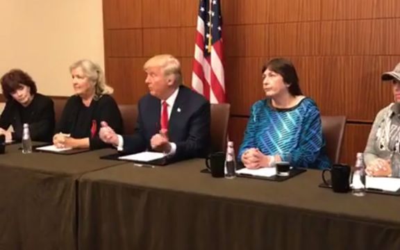 Donald Trump (C) holds a press conference with several women who have accused Bill Clinton of sexual misconduct.
