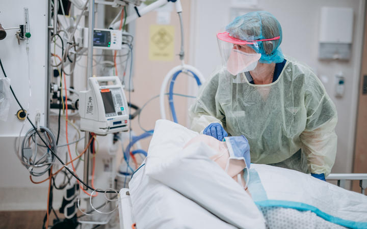 卫生工作者在赫特医院参加 Covid-19 的 ICU 培训。