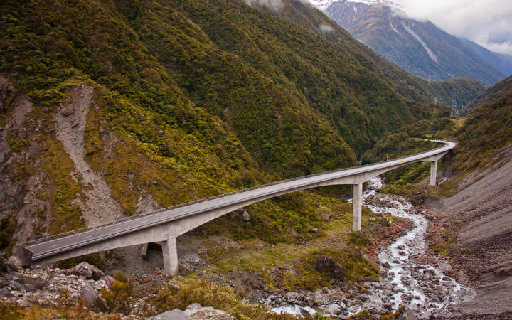 Arthur&#39;s Pass: Transport Agency at odds with communities over snow chain  ban | RNZ News