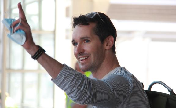 Australian Broadcasting Corporation journalist Bill Birtles waving as he arrives in Sydney on September 8, 2020, after leaving China amid worsening diplomatic relations between the two countries.
