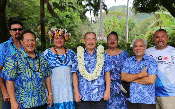 (LR) George George Williamson, el obispo Tutai Pere, Maru Mariri, el honorable Mark Brown, Makiroa Mitchell, Makiuti Tongia y Sam Napa.