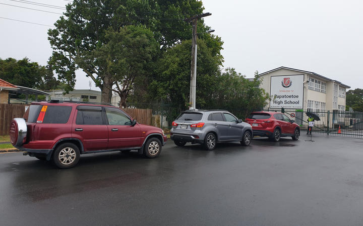 Queues form outside Papatoetoe High School for Covid-19 testing on 15 January, 2021.