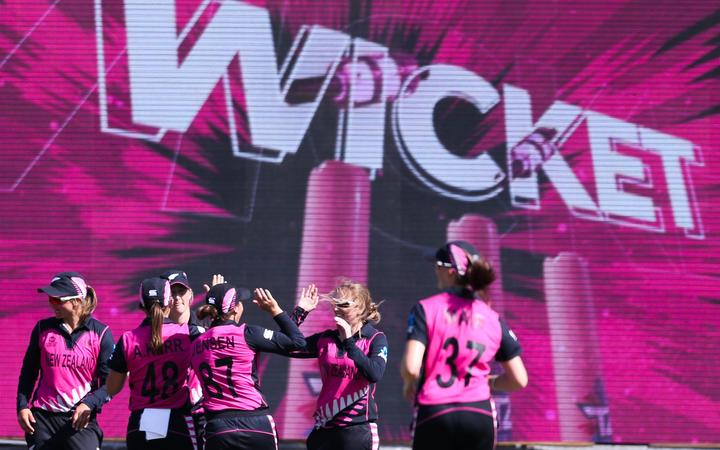 New Zealand celebrate after getting the wicket of Mooney during the 2020 ICC Women's T20 World Cup match between New Zealand v Australia.