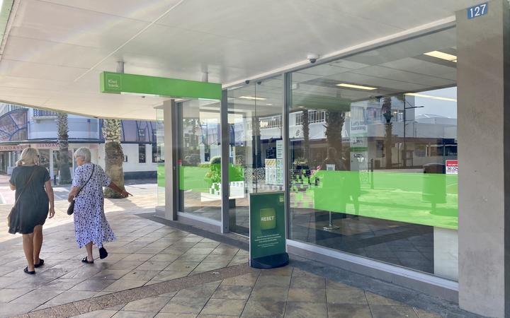 More than 30 mayors from the Far North to Southland have signed a letter urging the Government to set up a formal inquiry into the impact of bank branch closures on provincial communities.