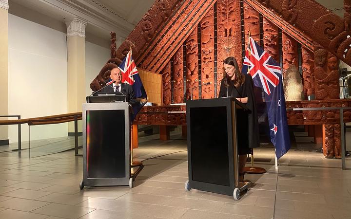 Le Premier ministre néo-zélandais Jacinda Ardern et le Premier ministre des Îles Cook, Mark Brown.